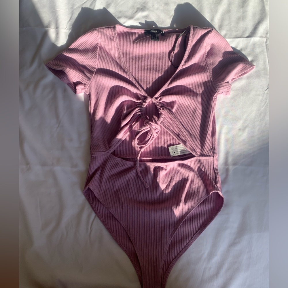 Forever 21 one piece body suit
Open front tie
Very cute top
Never worn*